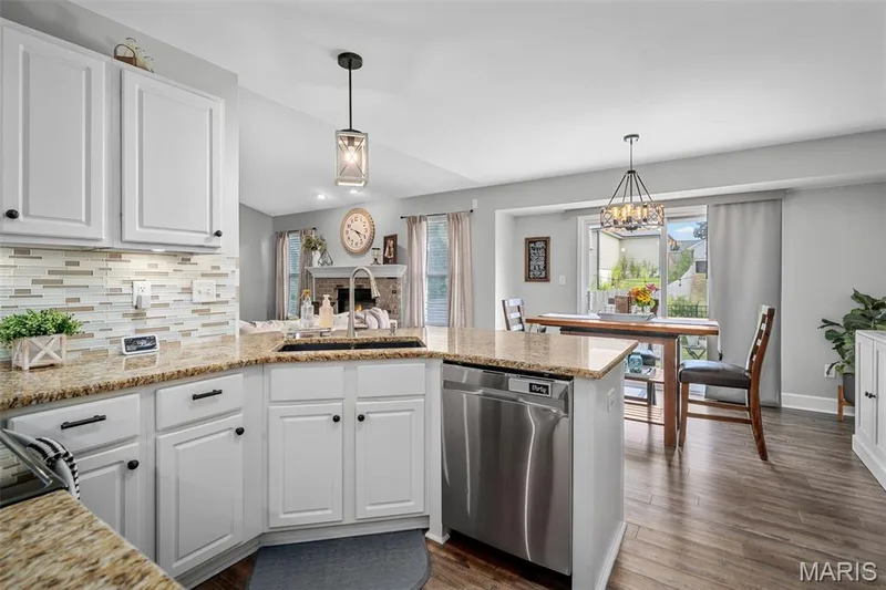 156 Old Williamsburg Parkway, Wentzville, MO 63385 — listing photo 14 of 56