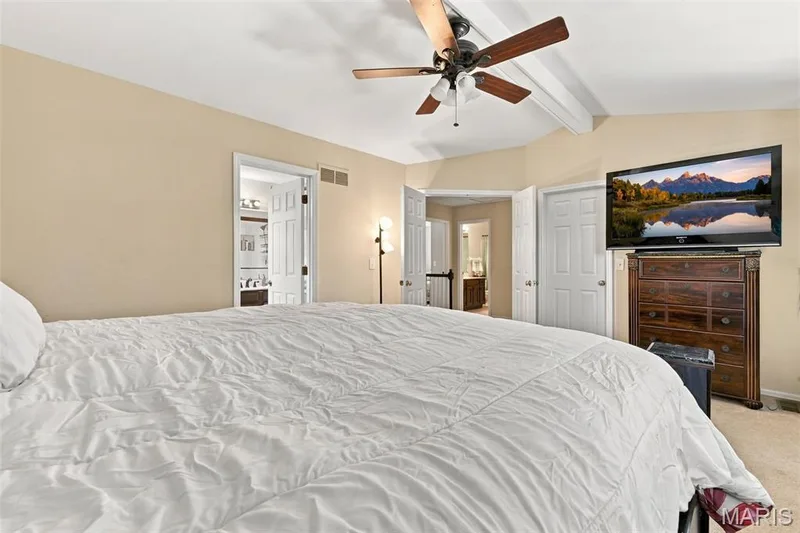 Vaulted primary suite with luxury bath, ceiling fan and walkin closet — 5872 Wellington Farm Drive, St Charles, MO 63304