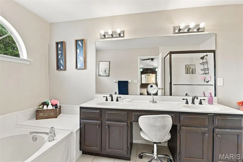 Soaking Tub, Double vanity with seating area and walk in shower — 5872 Wellington Farm Drive, St Charles, MO 63304
