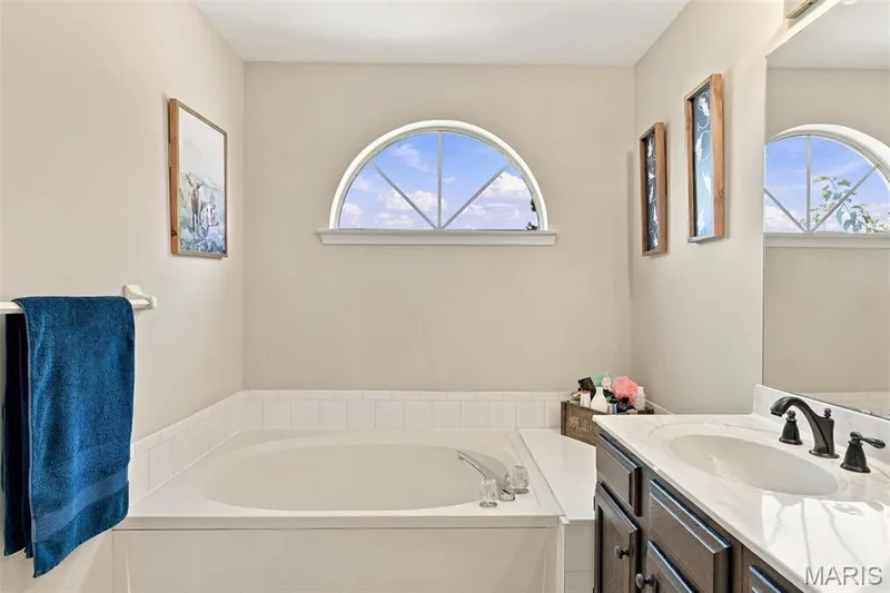 primary soaking tub — 5872 Wellington Farm Drive, St Charles, MO 63304