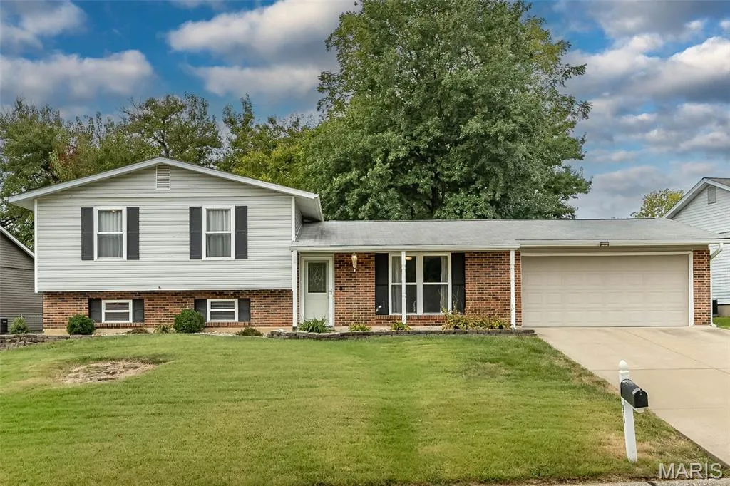 615 Country Lake Drive, St Peters, MO 63376 — listing photo 1 of 36