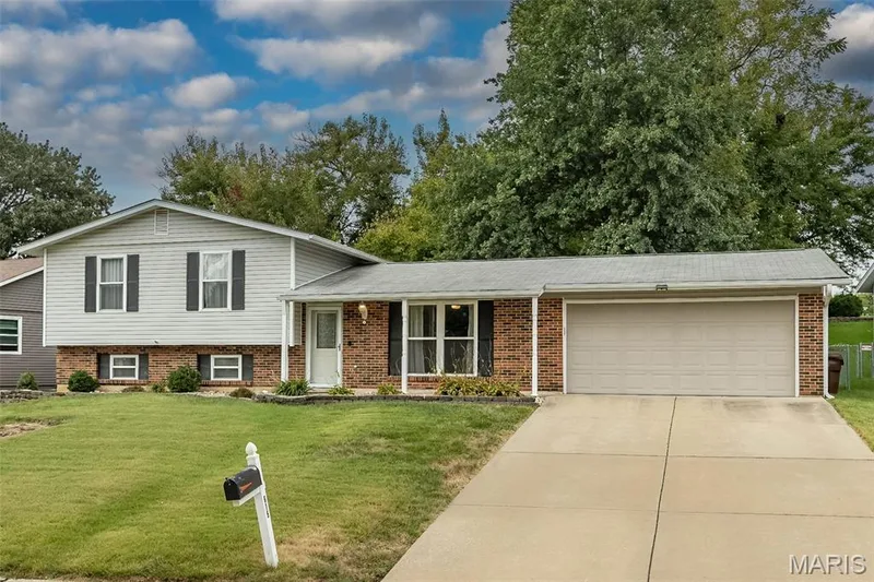 615 Country Lake Drive, St Peters, MO 63376 — listing photo 2 of 36