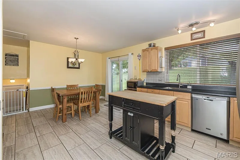 615 Country Lake Drive, St Peters, MO 63376 — listing photo 12 of 36