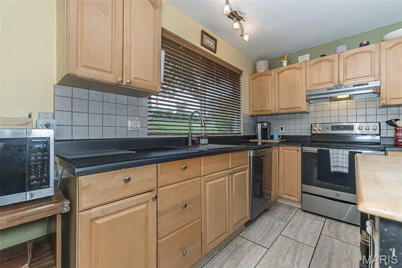 615 Country Lake Drive, St Peters, MO 63376 — listing photo 13 of 36