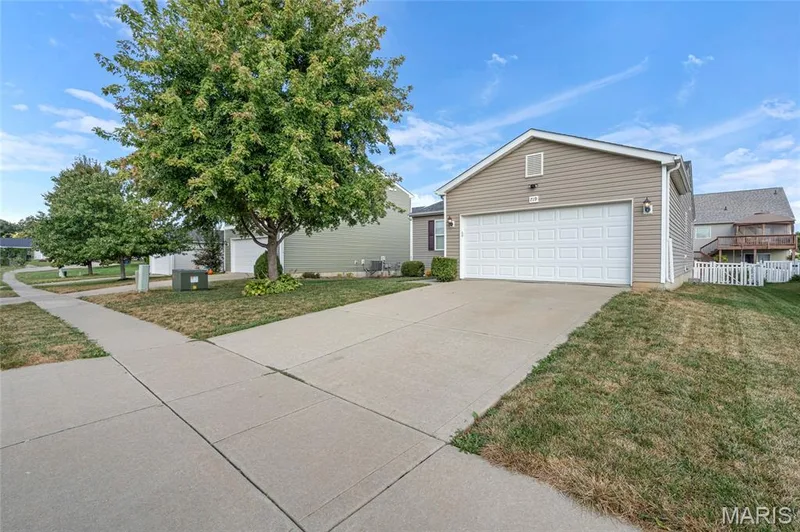 719 Rabbit Run Drive, St Charles, MO 63385 — listing photo 3 of 28