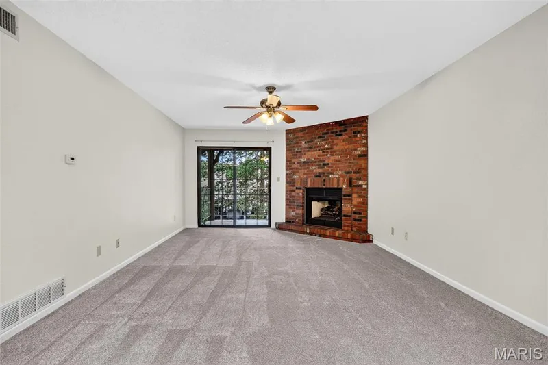 1440 Heritage Landing #304, St Charles, MO 63303 — listing photo 5 of 39