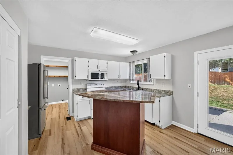 129 Royallbrook Lane, O'Fallon, MO 63368 — listing photo 6 of 34