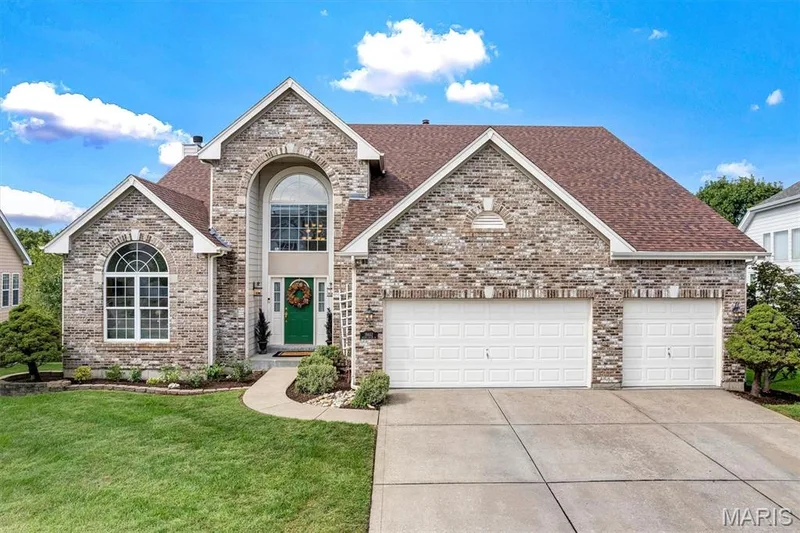 16652 Benton Taylor Drive, Chesterfield, MO 63005 — listing photo 3 of 88