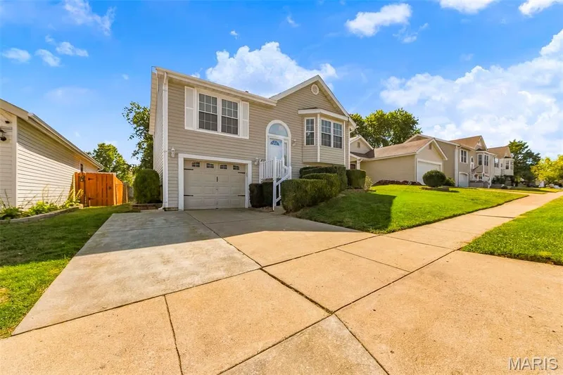 Extra Oversized Parking PAD. — 202 Kunze Drive, St Charles, MO 63303