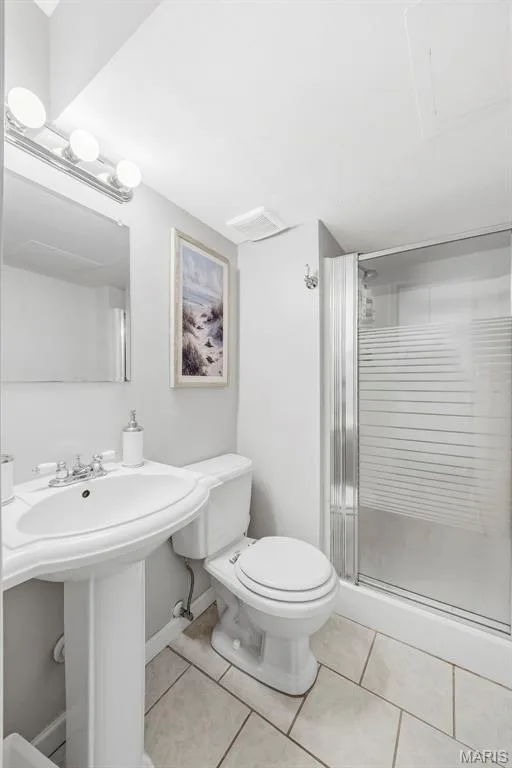 Full Bathroom in Bedroom Suite. — 202 Kunze Drive, St Charles, MO 63303