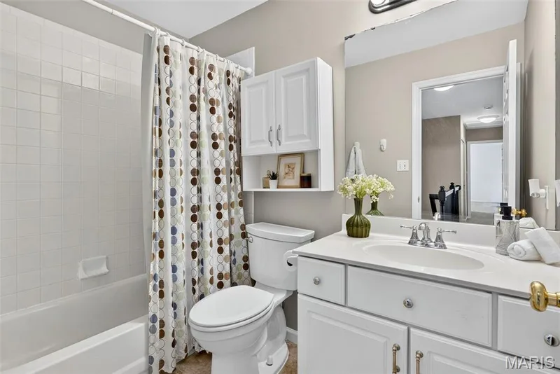 Hall Bathroom — 17010 Old Hollow Court, Wildwood, MO 63040