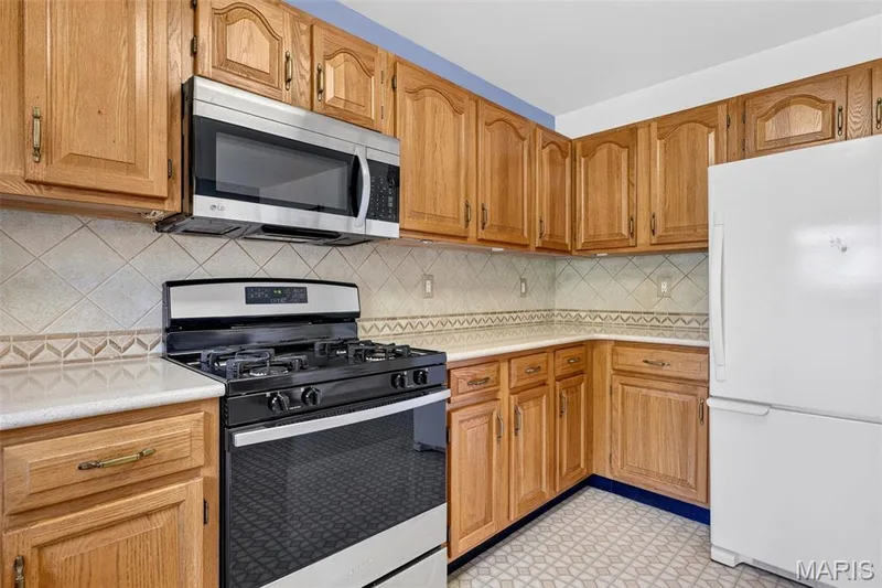 Backsplash, Gas Stove/Oven Combo, Refrigerator — 1436 Snowbird Lane, O'Fallon, MO 63366