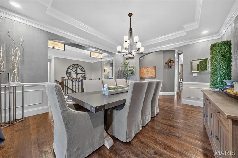 Wainscoting and textured walls — 2000 Diehr Road, Wentzville, MO 63385