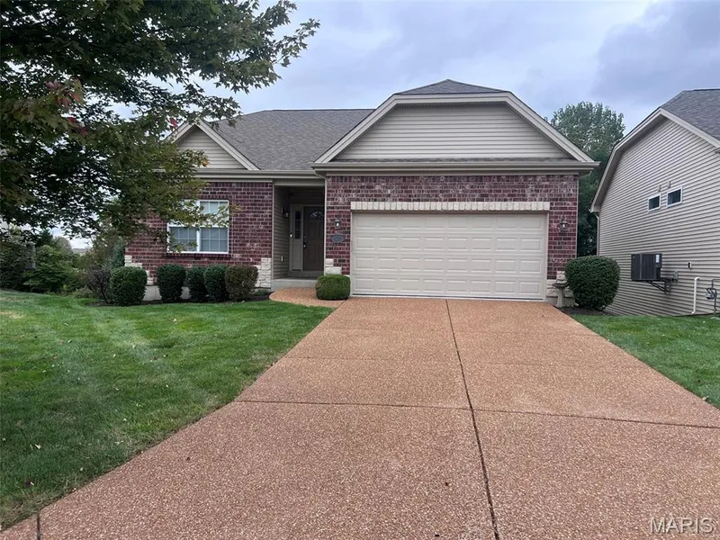 1216 Emerald Gardens Drive, St Peters, MO β listing photo 1