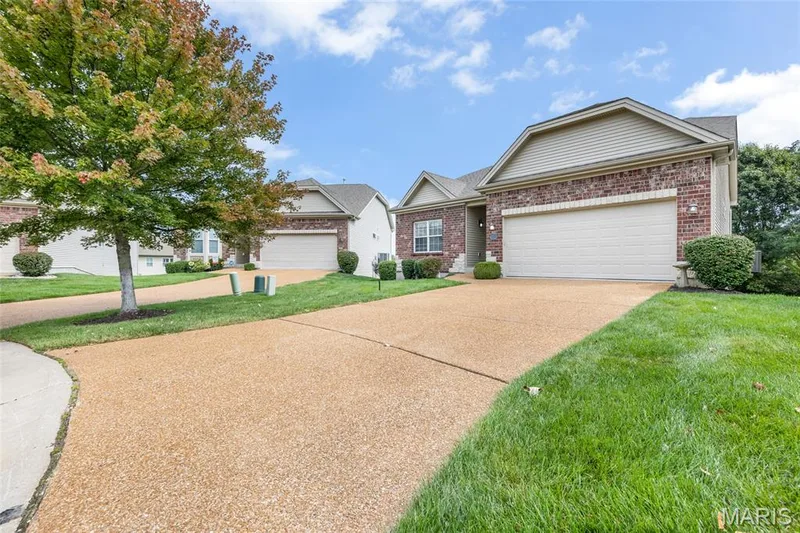 1216 Emerald Gardens Drive, St Peters, MO 63376 — listing photo 3 of 36