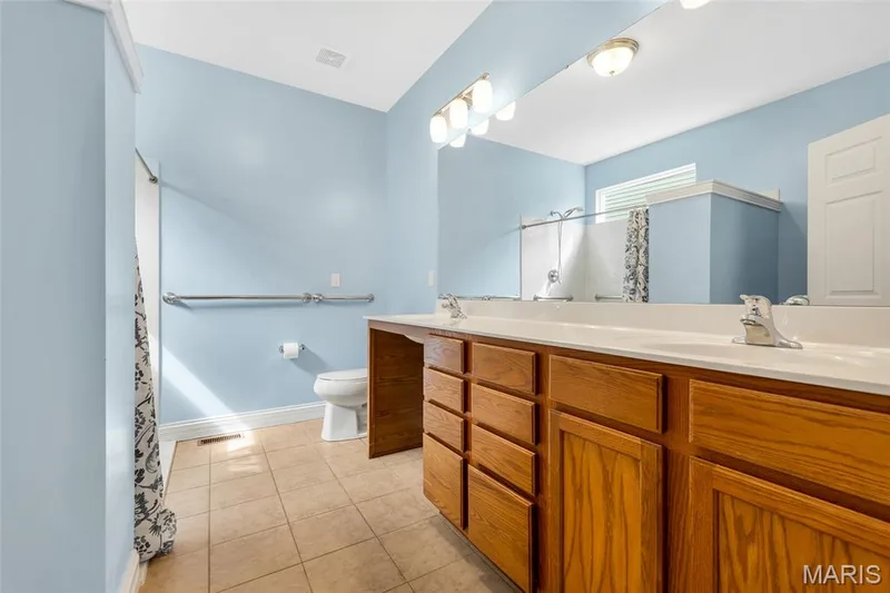 primary en suite! — 1216 Emerald Gardens Drive, St Peters, MO 63376