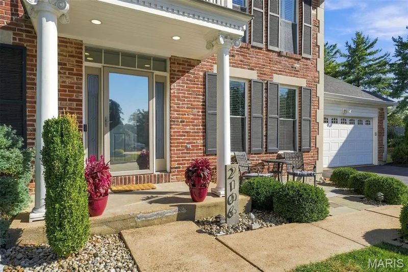 2106 Bow Tree Court, Chesterfield, MO 63005 — listing photo 3 of 68