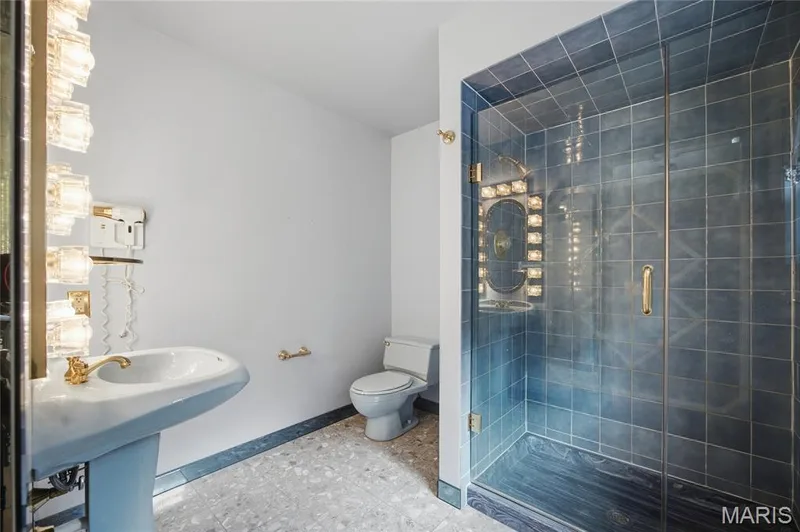 Full bathroom in second primary suite — 76 River Valley Drive, Chesterfield, MO 63017