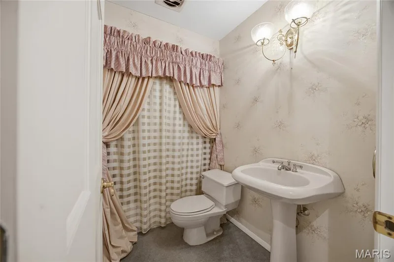 Hall bathroom on the upper level — 76 River Valley Drive, Chesterfield, MO 63017