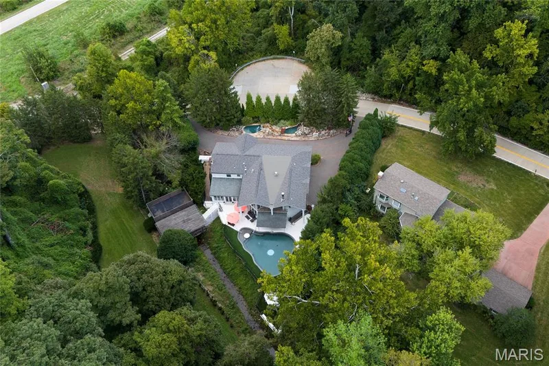 Well manicured and maintained exterior over the years. — 76 River Valley Drive, Chesterfield, MO 63017