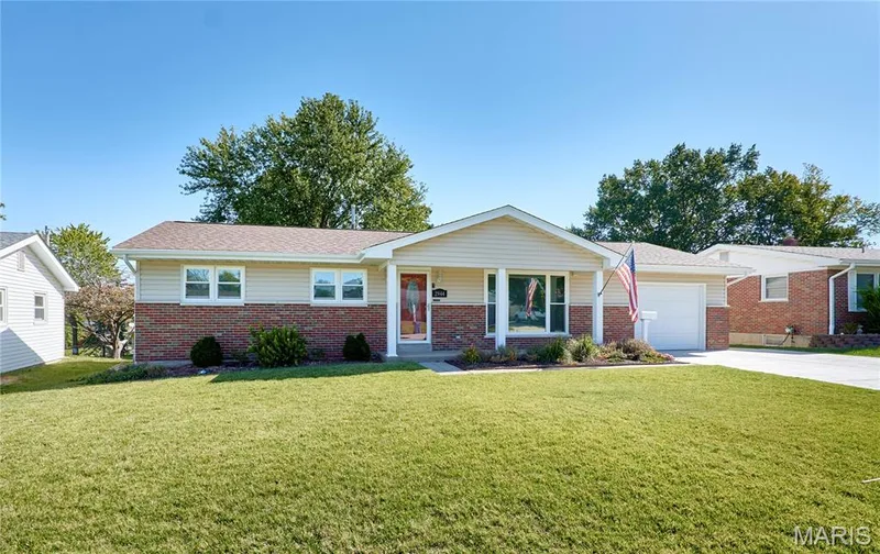 2944 Elmcrest Drive, St Charles, MO 63301 — listing photo 3 of 28