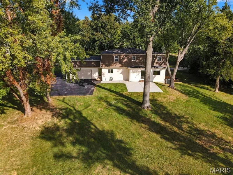 Rear attached two-car garage, and nice backyard open to common ground — 621 Claymont Estates Drive, Chesterfield, MO 63017