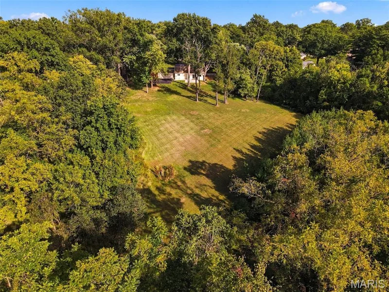 Expansive, manicured lawn surrounded by mature trees — 621 Claymont Estates Drive, Chesterfield, MO 63017
