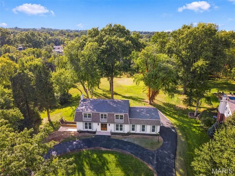 Tranquil setting .75+ extra common area....plenty of open, level yard with some mature trees, Half Circle Driveway for extra parking — 621 Claymont Estates Drive, Chesterfield, MO 63017