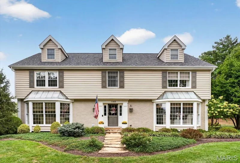 Updated and designed with a floor plan to be enjoyed both inside and out with 4 bedrooms, 3.5 baths. — 1165 Templeton Place, Chesterfield, MO 63017