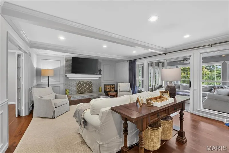 The spacious family space in the center of this home and is open to kitchen and sun room — 1165 Templeton Place, Chesterfield, MO 63017