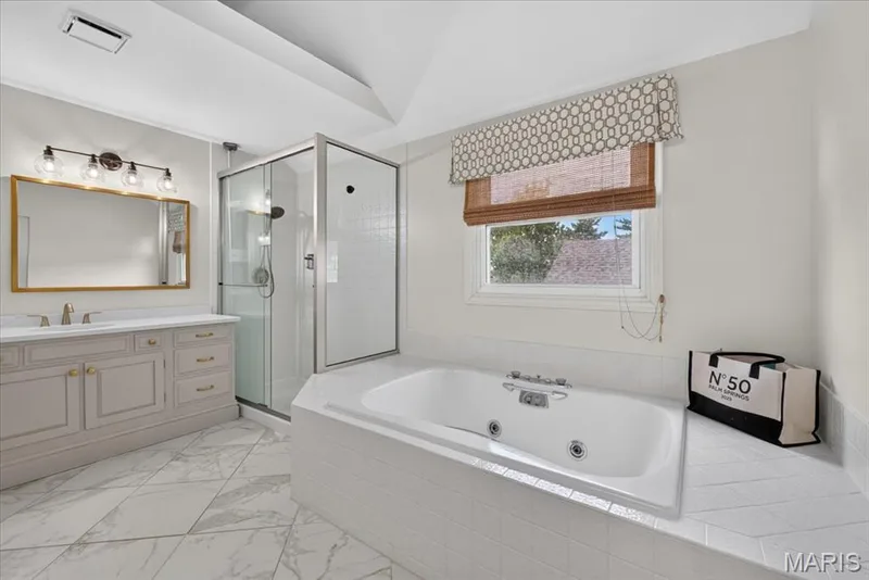 Double vanities, separate shower and jet tub. — 1165 Templeton Place, Chesterfield, MO 63017