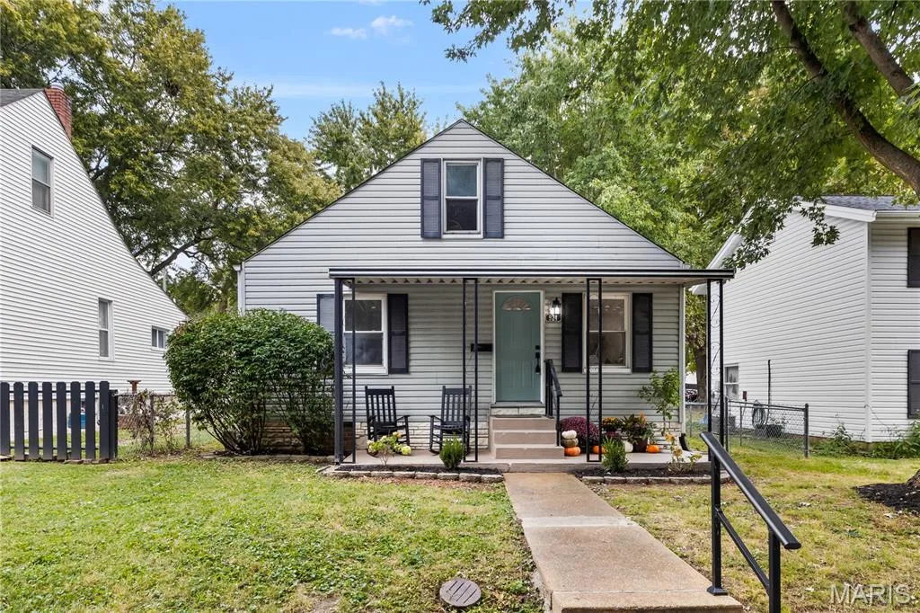 Gable roof home with horizontal siding, covered front porch, and front entry walk — 924 N Benton Avenue, St Charles, MO 63301