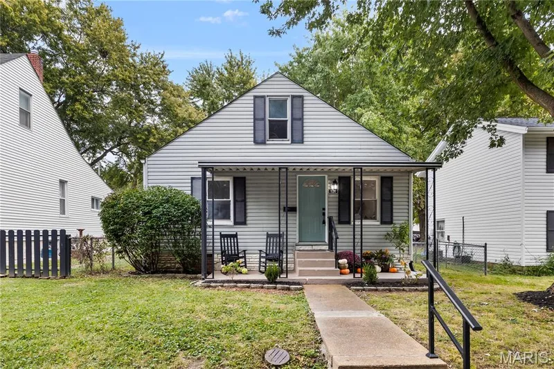Gable roof home with horizontal siding, covered front porch, and front entry walk — 924 N Benton Avenue, St Charles, MO 63301