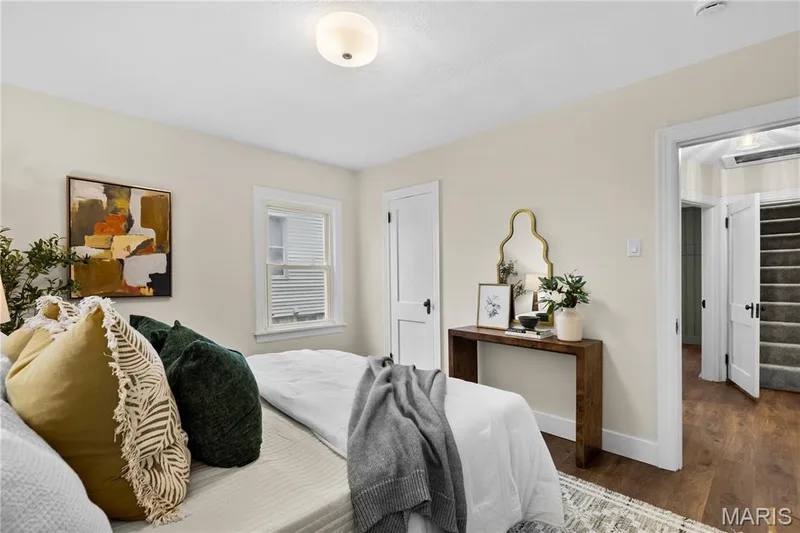 Light-toned walls, wood-finish flooring, white trim, and a ceiling-mounted light fixture — 924 N Benton Avenue, St Charles, MO 63301