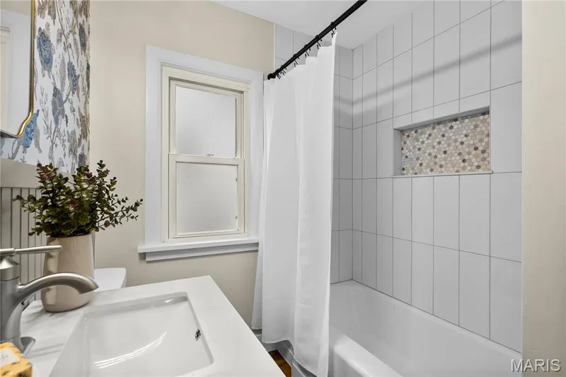 White subway tile surround with mosaic-tiled shower niche — 924 N Benton Avenue, St Charles, MO 63301