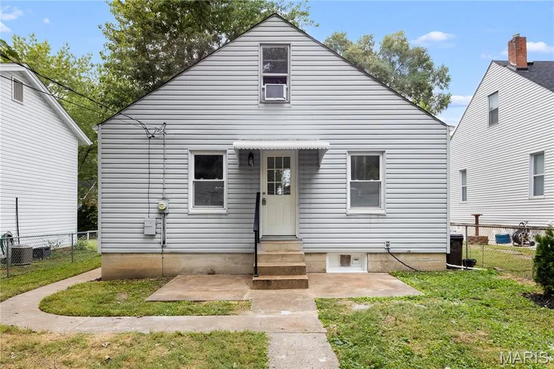 Gable-roof exterior with horizontal siding — 924 N Benton Avenue, St Charles, MO 63301