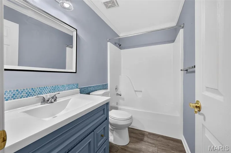 Hall Full Bathroom — 2960 Sylvan Lane #5D, St Charles, MO 63301