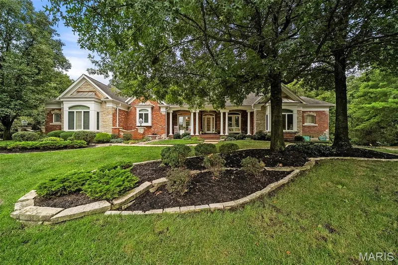 17712 Sugarberry Court, Chesterfield, MO 63005 — listing photo 2 of 98