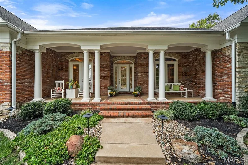 17712 Sugarberry Court, Chesterfield, MO 63005 — listing photo 3 of 98