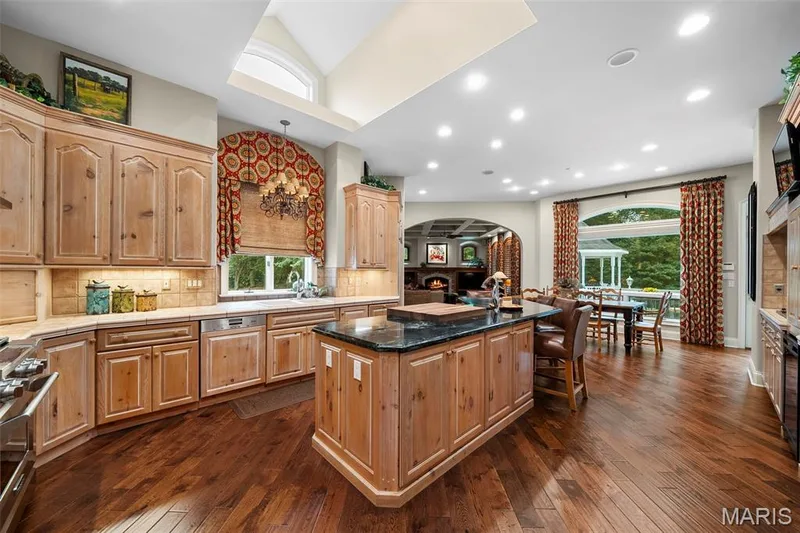 17712 Sugarberry Court, Chesterfield, MO 63005 — listing photo 18 of 98