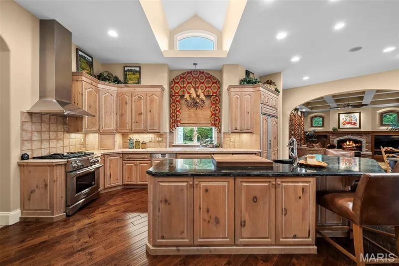 17712 Sugarberry Court, Chesterfield, MO 63005 — listing photo 19 of 98