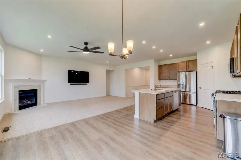 327 Dalriada Boulevard, O'Fallon, MO 63368 — listing photo 3 of 37