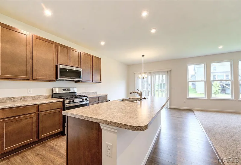 327 Dalriada Boulevard, O'Fallon, MO 63368 — listing photo 5 of 37