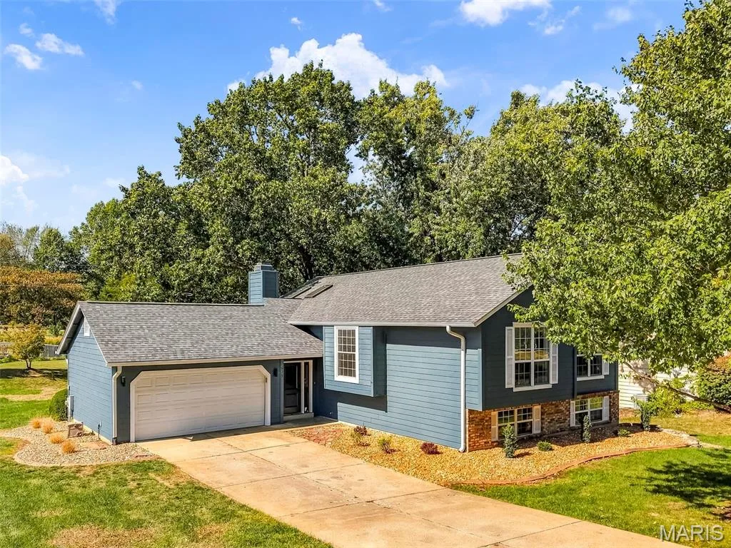 925 Ampere Place, Lake St. Louis, MO 63367 — listing photo 1 of 27