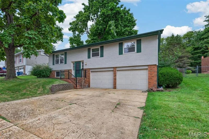 1129 Yorktown Drive, St Charles, MO 63303 — listing photo 1 of 42