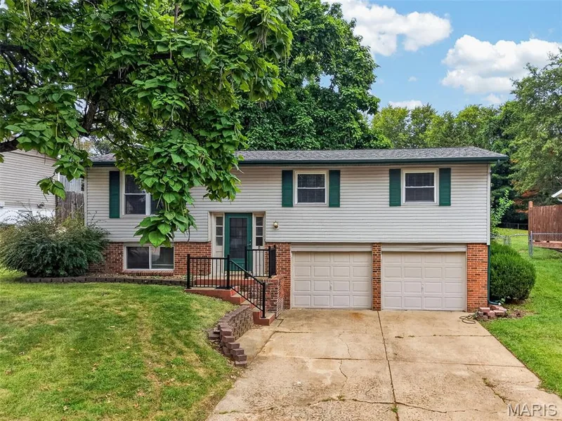 1129 Yorktown Drive, St Charles, MO 63303 — listing photo 2 of 42