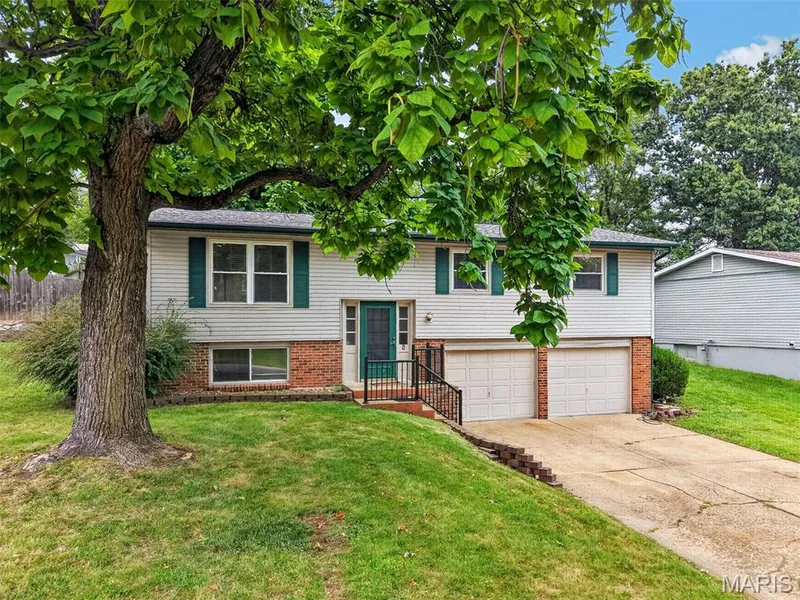 1129 Yorktown Drive, St Charles, MO 63303 — listing photo 3 of 42
