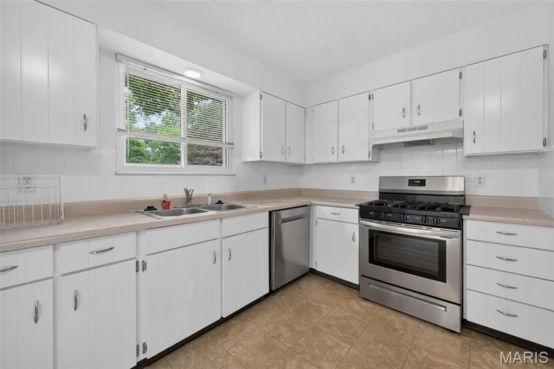 1129 Yorktown Drive, St Charles, MO 63303 — listing photo 15 of 42