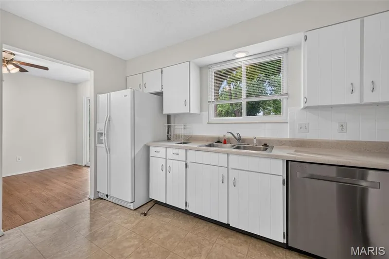 1129 Yorktown Drive, St Charles, MO 63303 — listing photo 18 of 42
