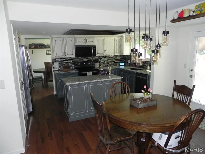 4 Tinsmith Court, St Charles, MO 63366 — listing photo 4 of 10